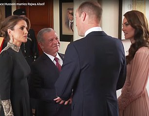 凯特和威廉在宫殿迎接国王和王后后留下来和他们聊了一会儿