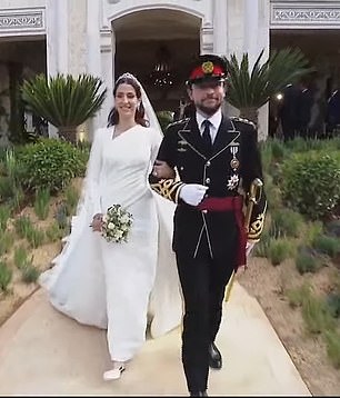 交换誓言后,新婚夫妇手挽手走过安曼的皇家花园