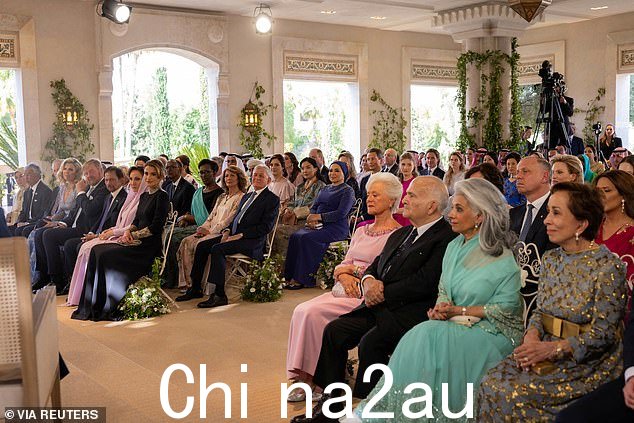 共有 140 位宾客出席了在安曼扎赫兰宫举行的婚礼