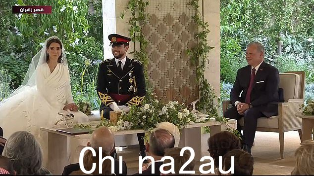 这对夫妇坐在阿卜杜拉国王旁边,在一群尊贵的客人面前宣誓