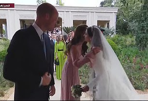 仪式结束后,新婚夫妇迎接了包括威尔士亲王和王妃在内的皇室贵宾