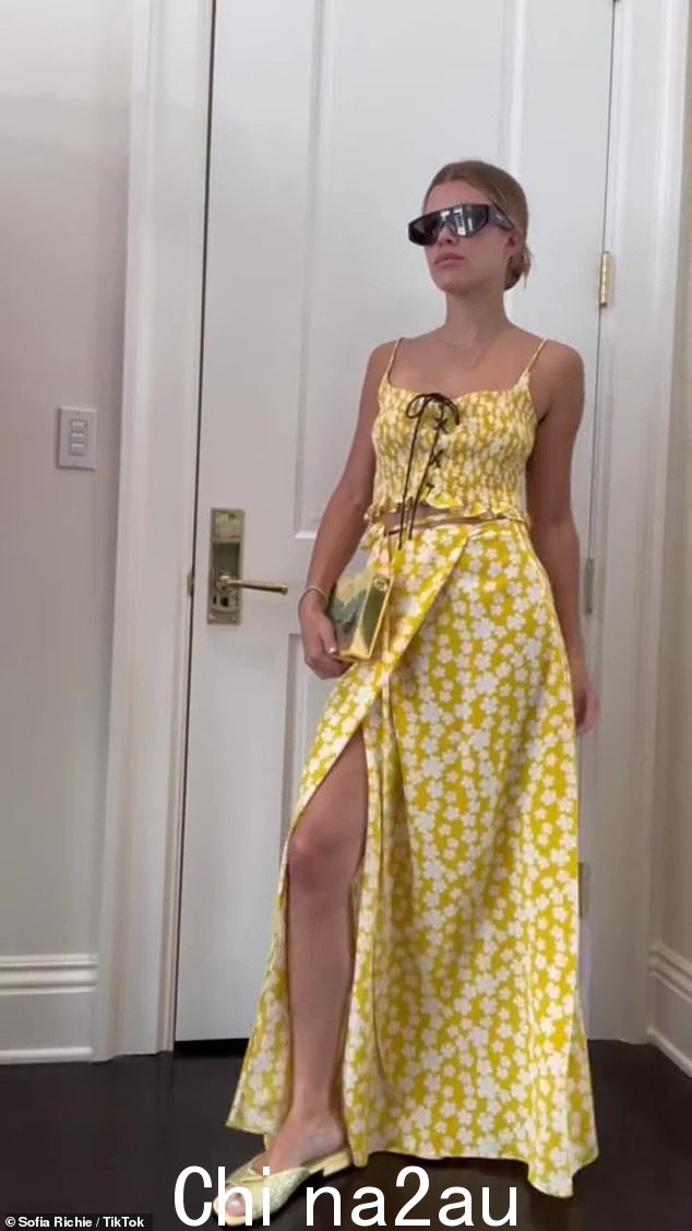 太阳来了:Sofia 上个月选择了一件明媚的阳光黄色衣服,为更好的天气做准备,搭配一双金色套穿式凉鞋