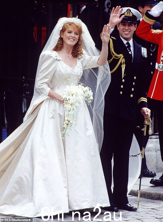 这顶皇冠是为莎拉·弗格森 (Sarah Ferguson) 于 1986 年 7 月与安德鲁王子的婚礼从伦敦珠宝公司 Garrard 购买的