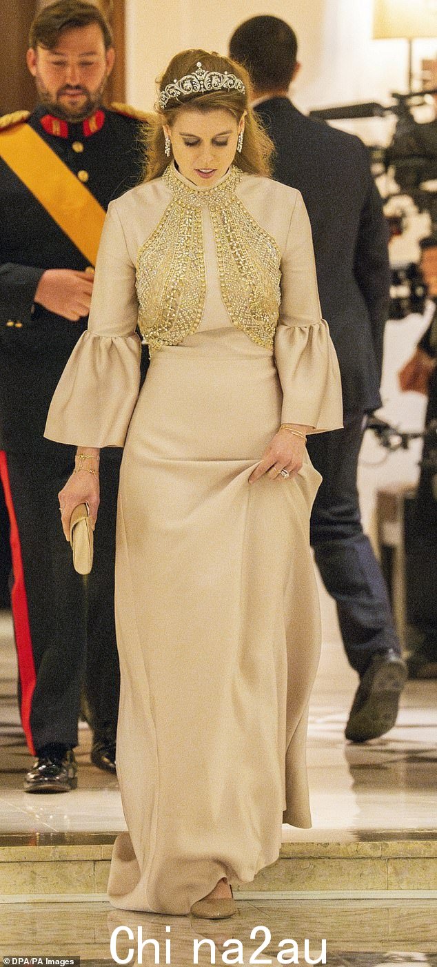比阿特丽斯戴着铂金和钻石头饰,搭配设计师 Reem Acra 的装饰礼服