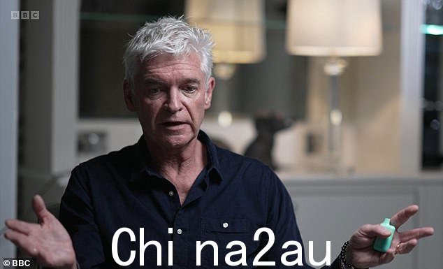 斯科菲尔德握着电子烟说他的职业生涯结束了