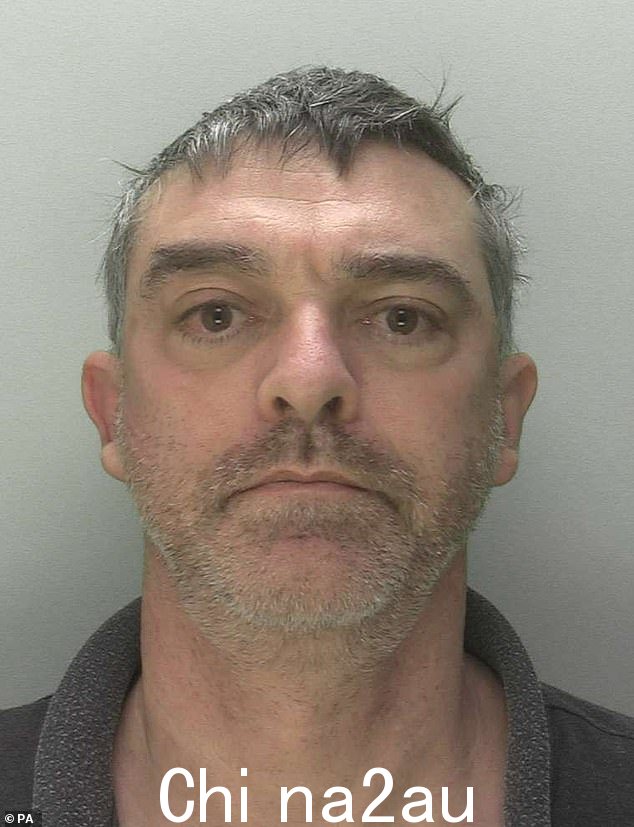 Timothy Schofield(如图)因一系列儿童性犯罪被判入狱 12 年,其中包括虐待他培养的十几岁男孩