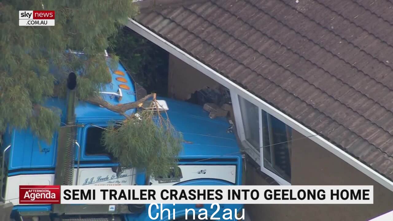 半挂车撞入home in Geelong