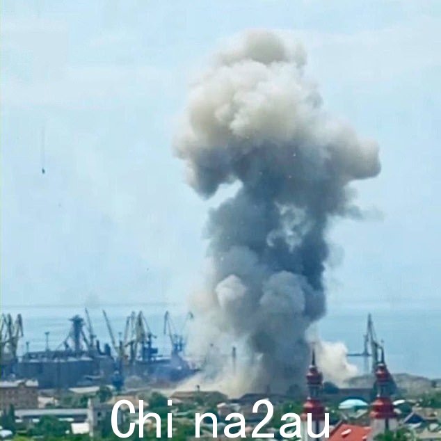 俄罗斯占领的扎波罗热地区亚速海港口区的一个地方升起了巨大的烟雾