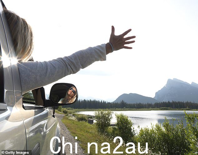 身体的任何部分在任何时候都处于行驶中的车辆之外是违法的