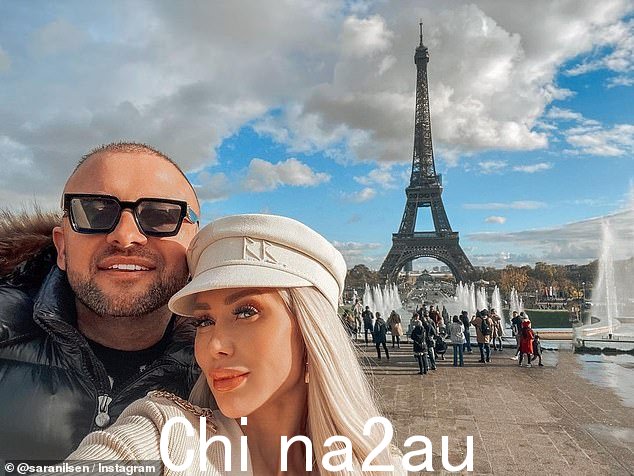 公牛先生和他的未婚妻在享受巴黎之旅时看起来喜出望外
