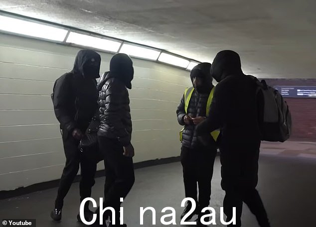 在另一个视频中,三个蒙面男子接近一名路人并'反向抢劫'他的外套