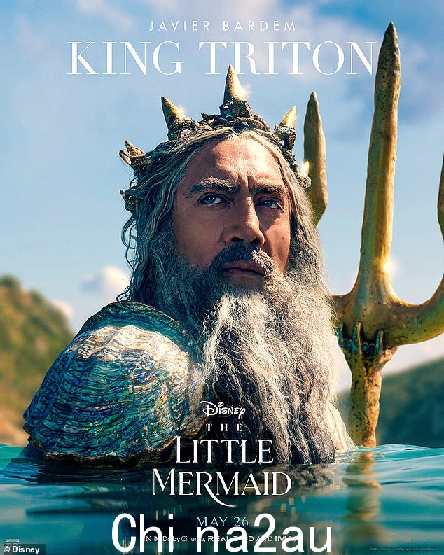 King Triton,由 Javier Bardem 饰演,已经开发了环保主义者倾向,抱怨人类污染了他的大西洋海底王国