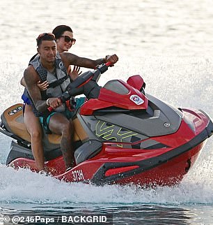 Jesse Lingard 和 Yana Watts 享受下午的喷气式飞机ki ride