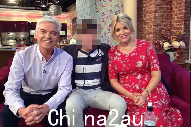 Holly Willoughby 与 Phil Schofield 和他的情人在 This Morning 沙发上