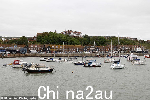 Folkestone Harbour 是肯特最著名的渔村之一,在英国历史上发挥了重要作用 - 在敦刻尔克撤离期间被 44,000 名人员使用