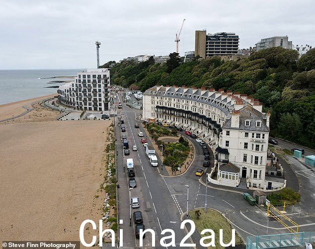 追溯到 1870 年,位于肯特郡福克斯通的热门海滨小镇 Marine Crescent 最初建造为 14 套住宅,但后来被改造成 91 套现代公寓