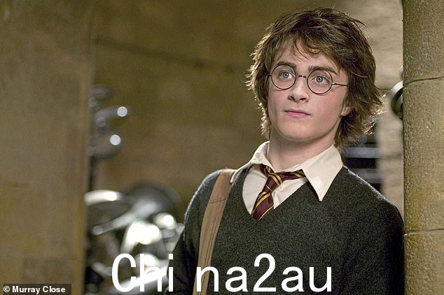 丹尼尔拉德克利夫饰演男孩巫师哈利波特。 Emma Watson starred as best friend Hermione Granger