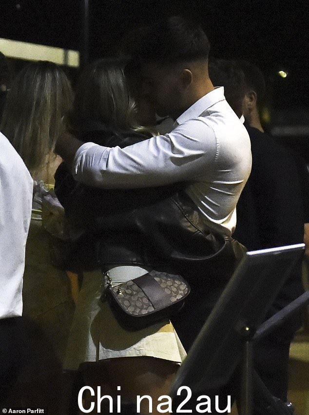 Close: Elsewhere I'm A Celeb's Owen Warner and his co-star girlfriend Jemma Donovan 一起在深夜离开并打包在 PDA 上