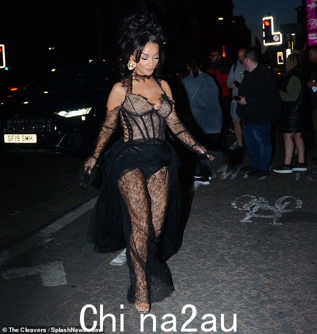 哇! Chelsee Healey 选择了哥特式外观