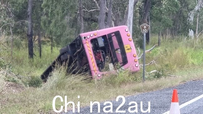 The Forensic Crash Unit is星期一早上一辆公共汽车在 Emu Park Rd 发生车祸后进行调查。