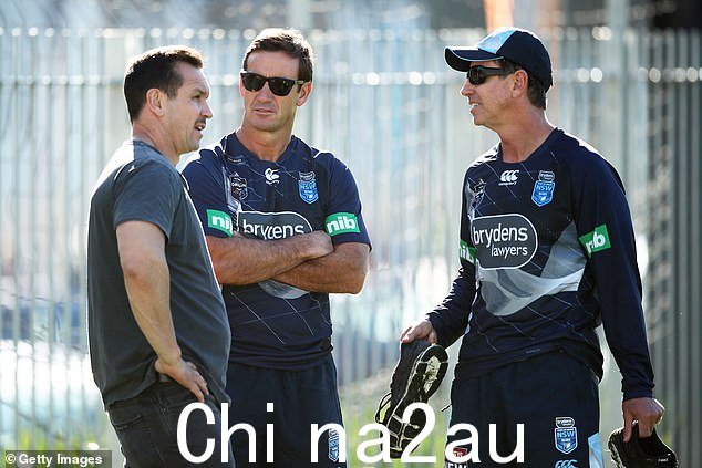 Matthew 和 Andrew Johns 在新南威尔士州与 Greg 'Brandy' Alexander 一起露营。两人目前没有说话,因为 Matty 敢于赞美昆士兰