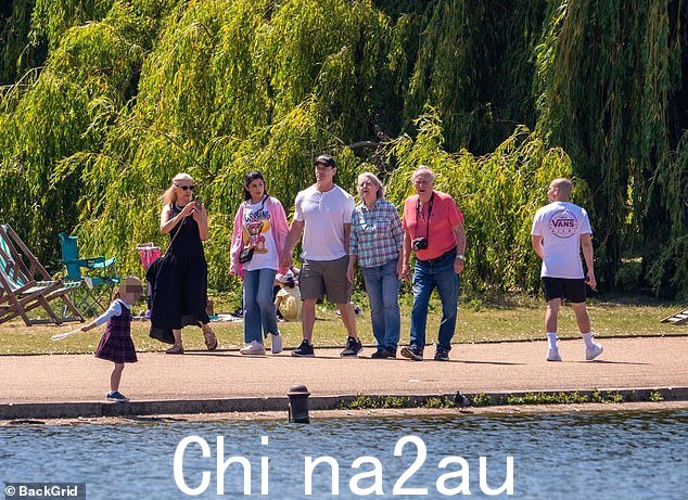 放松:一反常态的幸福英国天气照耀着这帮人