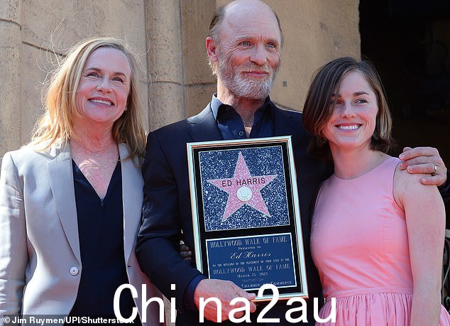 在他的整个职业生涯中,他与妻子 Amy Madigan 的婚姻幸福美满。他和 Madigan 也是他们女儿 Lily Doris Harris 的骄傲父母,30