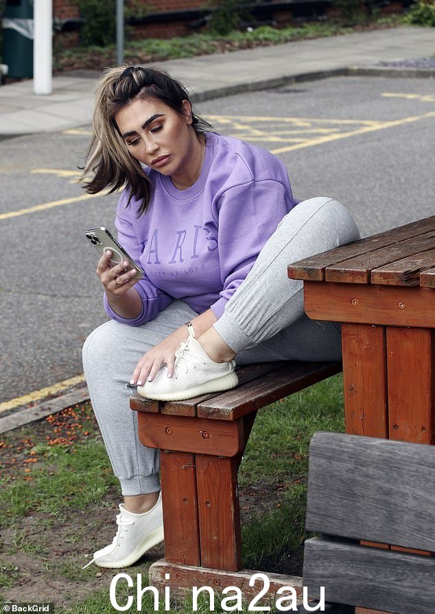 落魄:Lauren Goodger 在她已故的前男友去年不幸去世后接受调查后,在埃塞克斯走出了一个庄严的身影