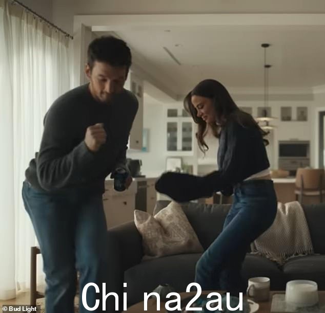 自从 7 月开始演出以来,Heinerscheid 已经推出了几则广告,作为赋予女性权力的推动力的一部分 - 其中一则广告以跳舞的 Miles Teller 和他的妻子为特色