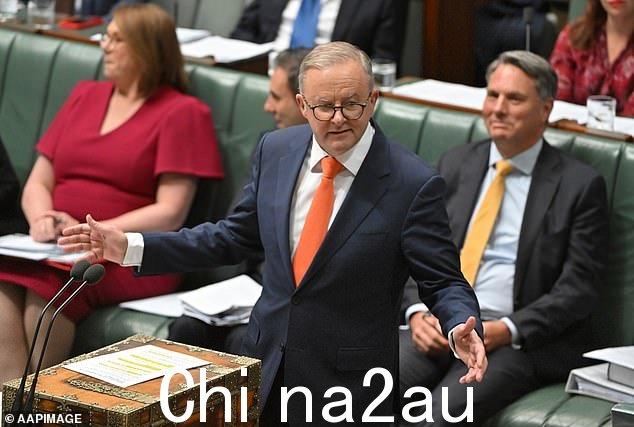 Albanese 先生问了会议的第一个问题 - 按照反对党领袖的惯例 - 以确定莫里森先生是否会对国会大厦内的文化进行外部审查