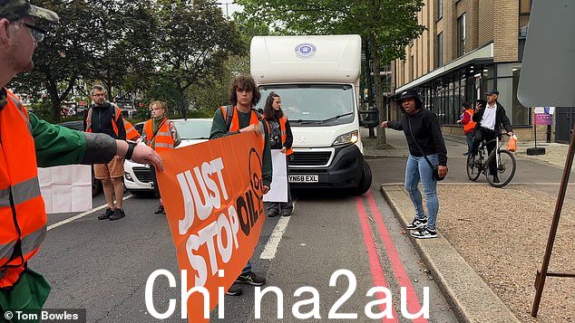 母亲恳求 Just Stop Oil 让路 30 秒让交通通过