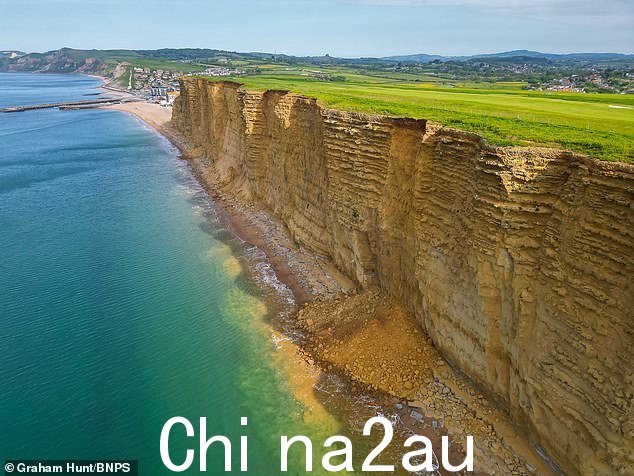 这些图像是昨晚在西湾拍摄的,这是 ITV 犯罪剧 Broadchurch 的真实场景,那里的悬崖吸引了成千上万的游客