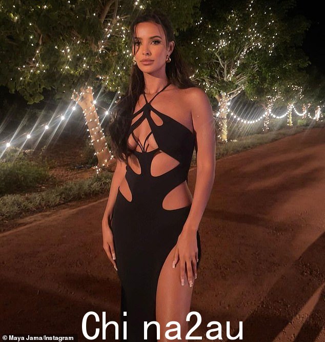Racy:Jama 穿着来自巴黎品牌 Mônot 的超长连衣裙进一步巩固了她的时尚地位