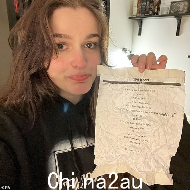 透露:乐队的粉丝 Emilie Christine 捕捉了这一刻,同时还分享了音乐会的曲目
