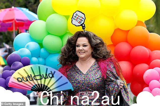 Rainbow:52 岁的小美人鱼明星穿着一条拖地的彩虹色连衣裙,并搭配彩虹条纹流苏斗篷,增添更多风情。