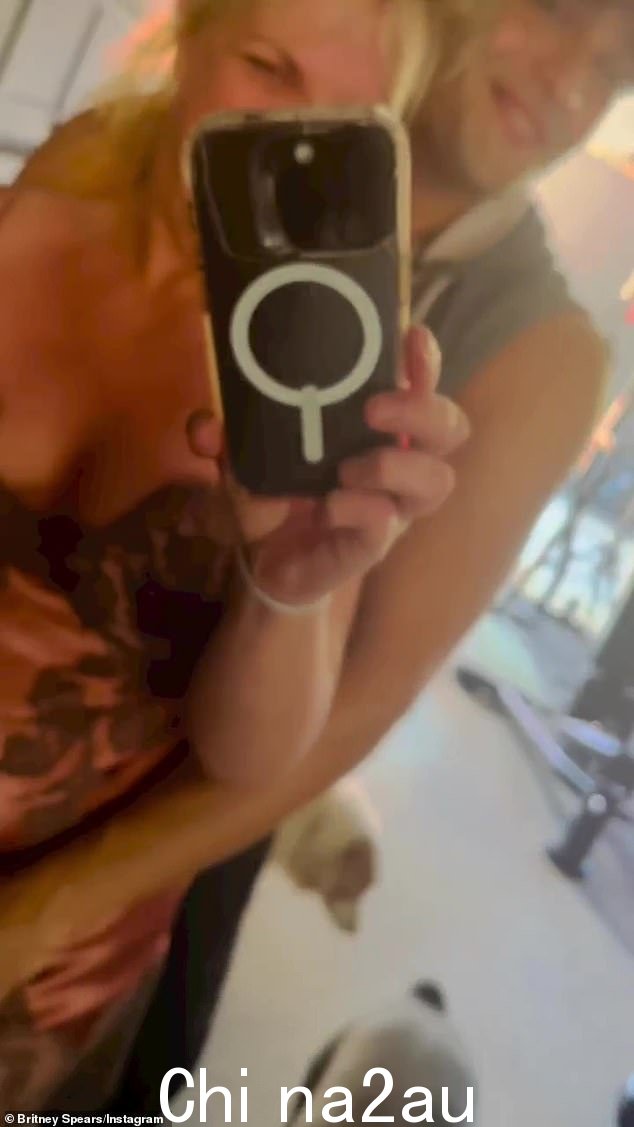 有趣的着装:布兰妮斯皮尔斯在周日分享到她的 Instagram 帐户的视频中穿着裙子和高跟鞋去健身房
