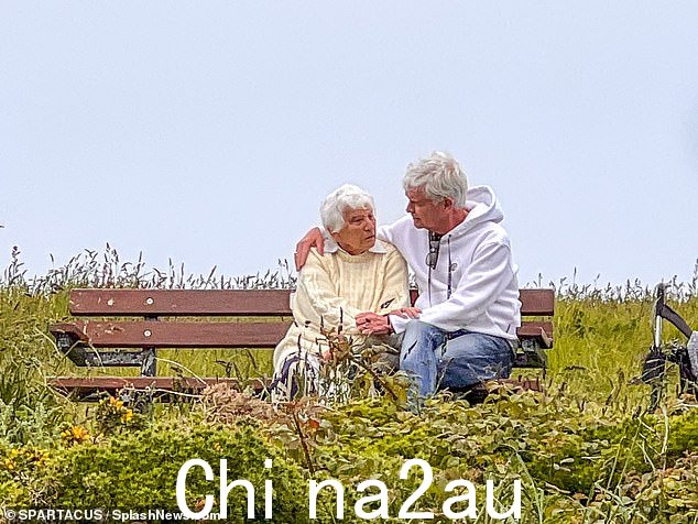 菲利普斯科菲尔德被拍到在康沃尔郡纽基拥抱他的母亲帕特,这是在告诉她在 ITV 的老板希望他今天早上离开后不久