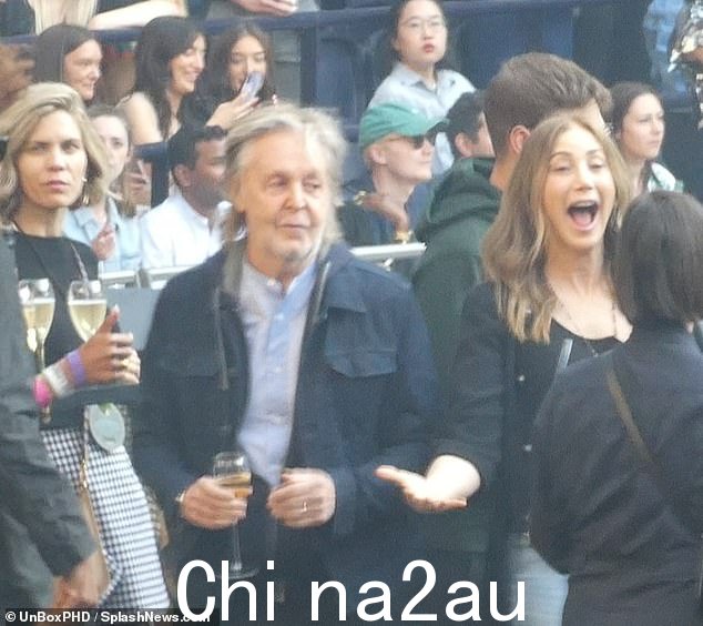 夫妇:保罗·麦卡特尼爵士和他的妻子南希在他的妻子碧昂丝周日在托特纳姆体育场举行的最后一场伦敦音乐会上与 Jay-Z 一起出去玩时看起来精神很好