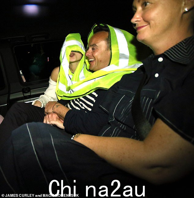 开怀大笑:波比玩得很开心,因为她在车后座上拉了一系列动画面部表情