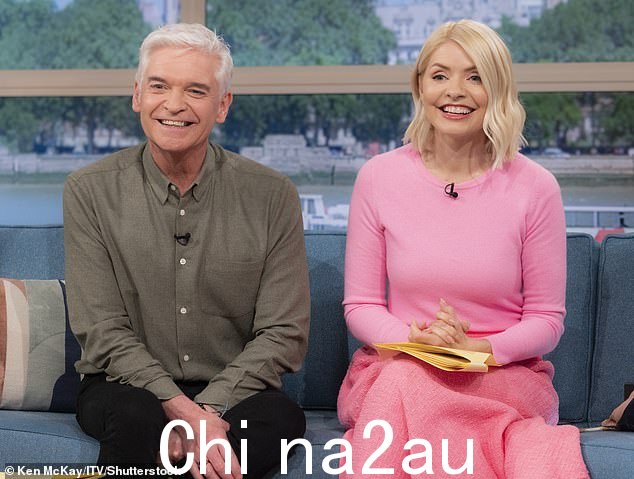 Phillip Schofield 不会观看 Holly Willoughby 在被取消演出后今天回到 This Morning 的沙发。图为:两人在 5 月出席演出