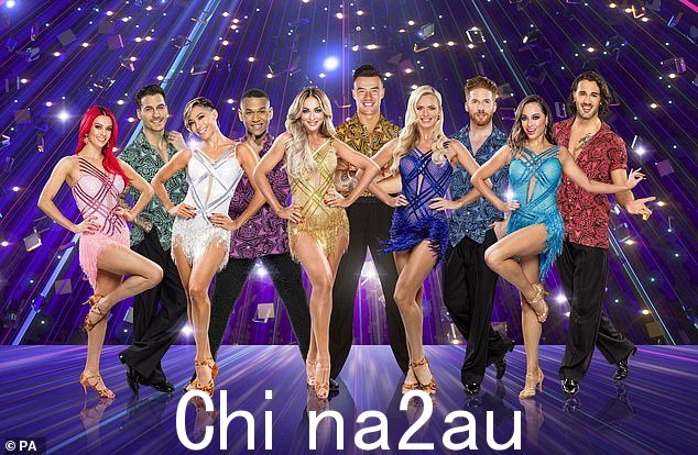 耶!他在严格巡回演出的一些合作明星(L-R Dianne Buswell、Gorka Marquez、Karen Hauer、Cameron Lombard、Luba Mushtuk、Kai Widdrington、Nadiya Bychkova)面前举行了揭幕仪式, Neil, Katya Jones 和 Graziano Di Prima)