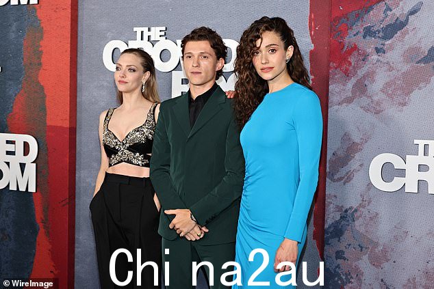 他们在这里!在接受《今夜娱乐》采访时,艾美谈到了这一争议,他说:“当我阅读剧本时,这是有道理的”(汤姆和艾美上周与联合主演阿曼达·塞弗里德一起在该节目的首映式上合影)