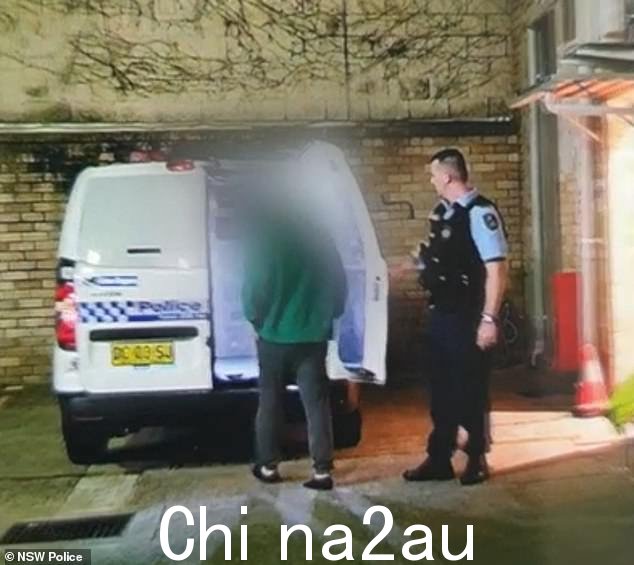 两名男子在 5 月 27 日南库吉枪击事件发生后的一个小时内被捕。图为其中一名男子被押送到警车前
