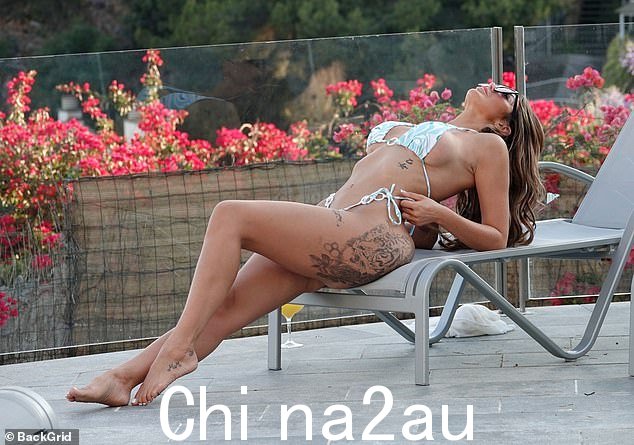 模特:真人秀明星以丰富的角度展示她健美的体格和古铜色的假日光彩