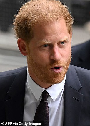 Harry 微笑着向在伦敦市中心等候他的人们说早上好