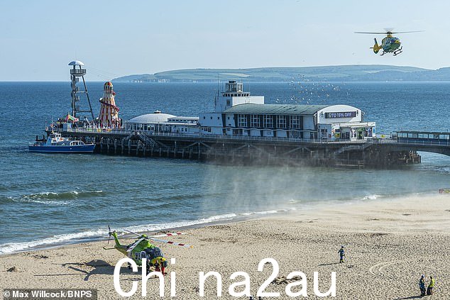  5 月 31 日星期三，两名儿童死亡后，一辆空中救护车从伯恩茅斯海滩起飞