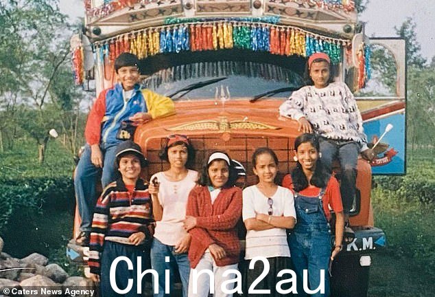 她解释说,这个传统是从她的祖父母那里传下来的,他们没有发现它有任何创伤。 Ruby 与她的家人合影
