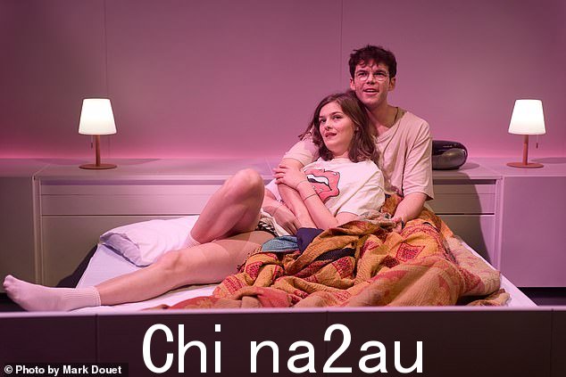 Amber Anderson 饰演 Evelyn 和 Luke Newton 饰演亚当,在伦敦芬斯伯里公园的公园剧院的 The Shape of Things