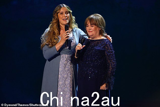 Susan Boyle 昨晚在英国达人秀上与威尔士歌手 Lucie Jones 一起表演
