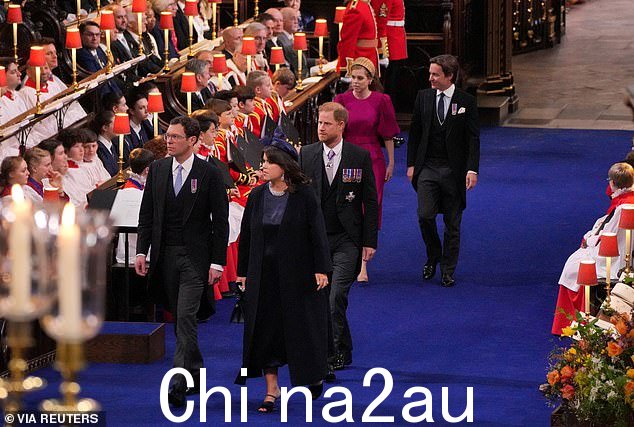 当她和家人于 5 月 6 日抵达威斯敏斯特教堂就座参加仪式时,哈里王子和他的堂兄一起走